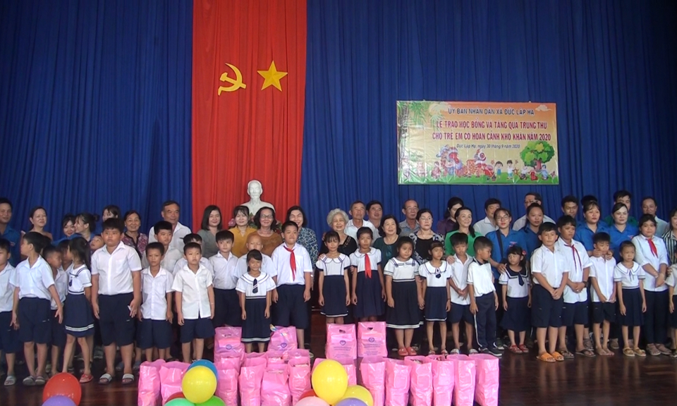 Trao học bổng và quà vui tết Trung thu cho trẻ em có hoàn cảnh đặc biệt khó khăn