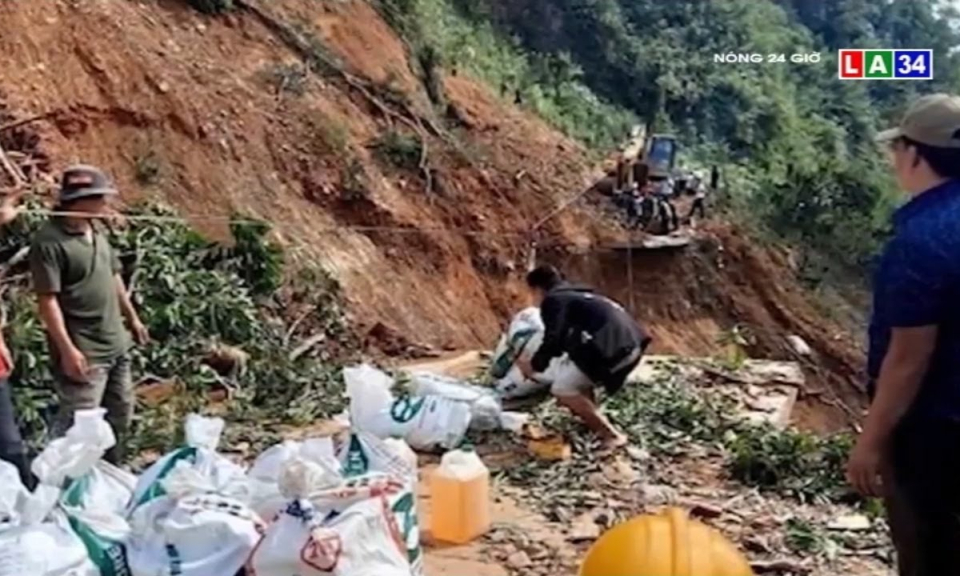 Mưa lũ miền Trung | Giăng dây cáp qua miệng vực tiếp tế lương thực cho bà con vùng lũ