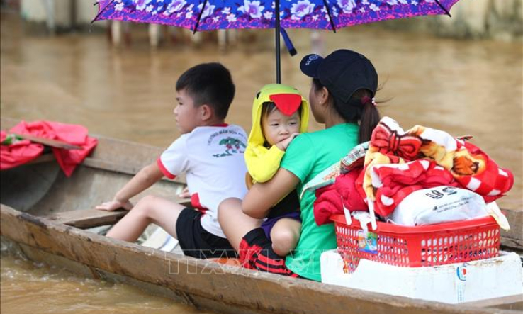 Đồng hành, sẻ chia khó khăn với đồng bào miền Trung bị thiệt hại do mưa lũ