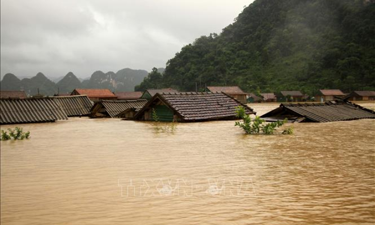 Hơn 13.000 nhà dân bị ngập, nhiều thôn, bản tại Quảng Bình bị cô lập do mưa lũ