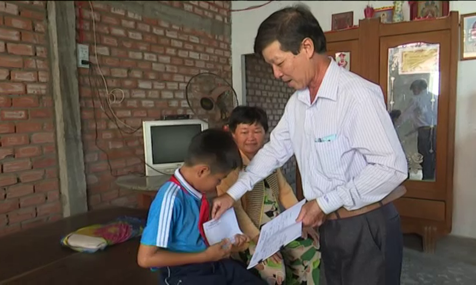 Lãnh đạo huyện Tân Trụ thăm trẻ em có hoàn cảnh đặc biệt khó khăn