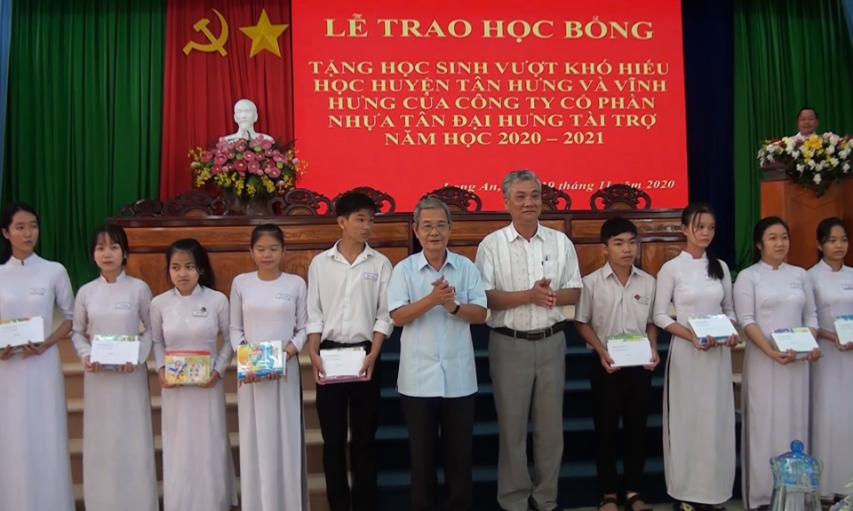 Trao 150 suất học bổng cho học sinh nghèo huyện Tân Hưng và Vĩnh Hưng