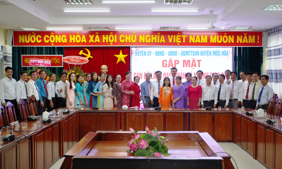 Mộc Hóa: Gặp mặt cán bộ lãnh đạo quản lý ngành giáo dục năm 2020