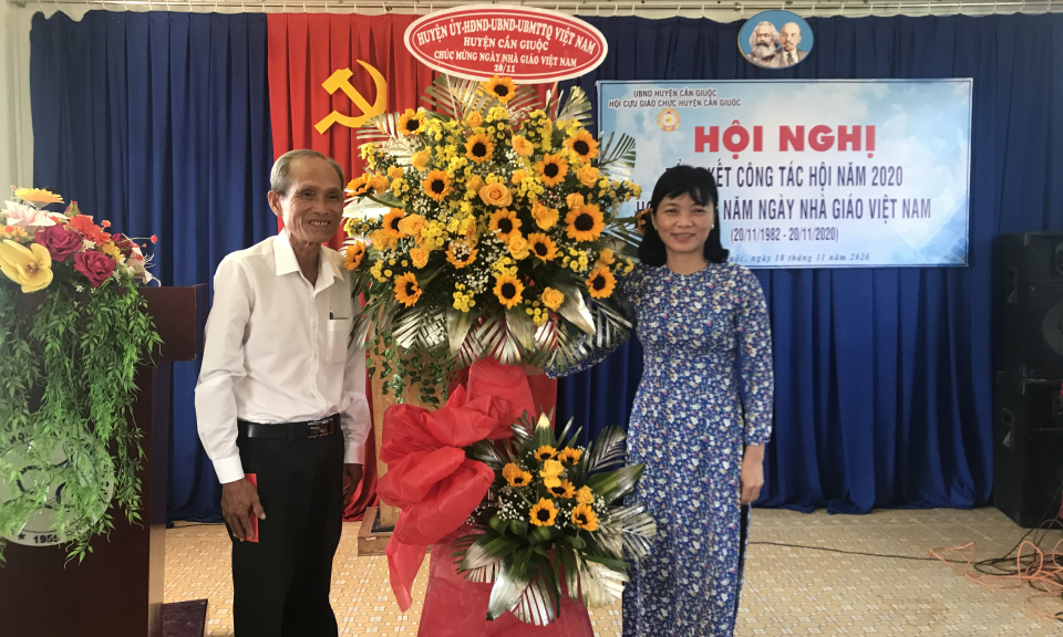 Hội cựu giáo chức huyện Cần Giuộc họp mặt nhân kỷ niệm 38 năm ngày Nhà giáo Việt Nam