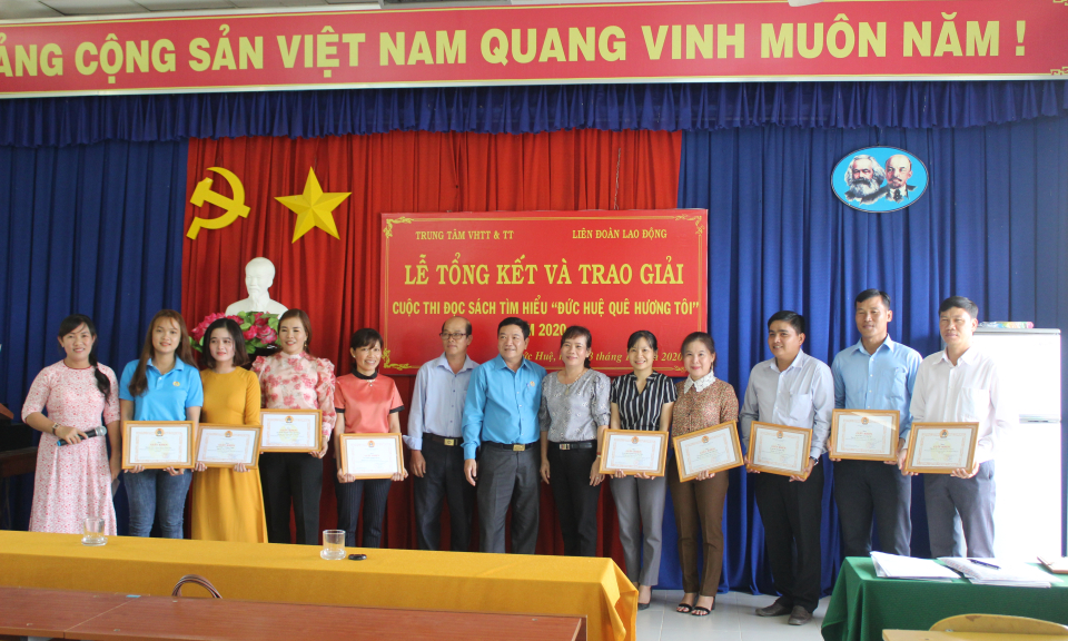 Đức Huệ: Trao giải thưởng cuộc thi đọc sách tìm hiểu “Đức Huệ quê hương tôi”
