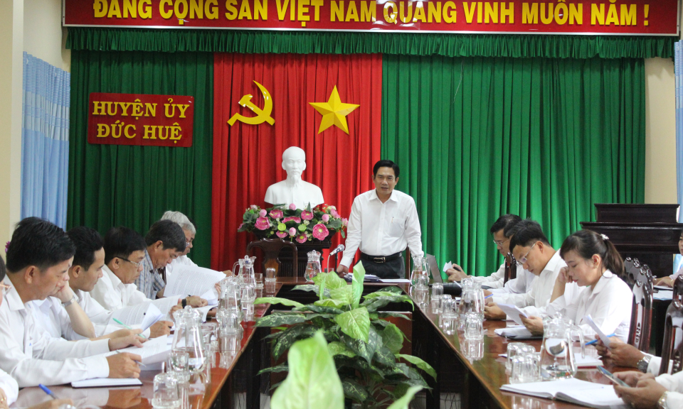 Thường trực huyện ủy Đức Huệ làm việc với Đảng ủy Khối kinh tế