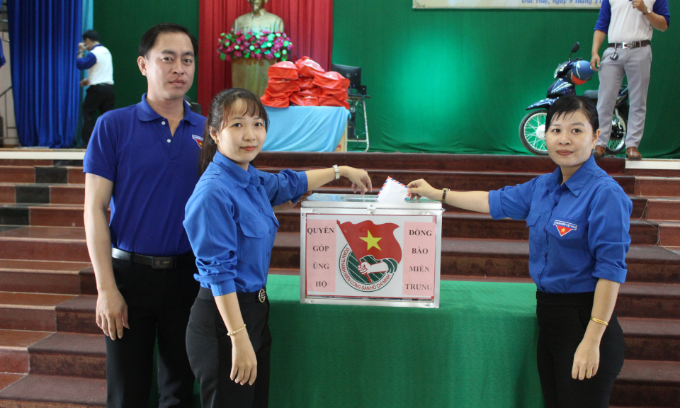 Đức Huệ: Đoàn viên thanh niên quyên góp ủng hộ đồng bào miền Trung