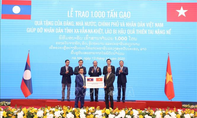 Lễ trao tượng trưng 1.000 tấn gạo hỗ trợ nhân dân Lào khắc phục hậu quả thiên tai