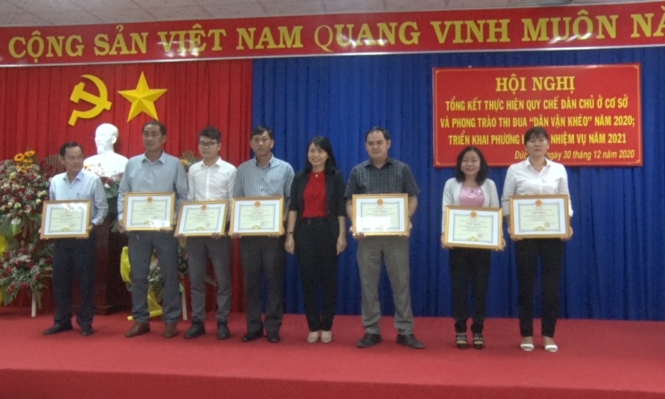 Đức Hòa: Khen thưởng tập thể, cá nhân có thành tích trong thực hiện quy chế dân chủ