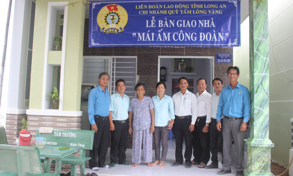 Liên đoàn lao động huyện Cần Đước trao tặng nhà “Mái ấm công đoàn”