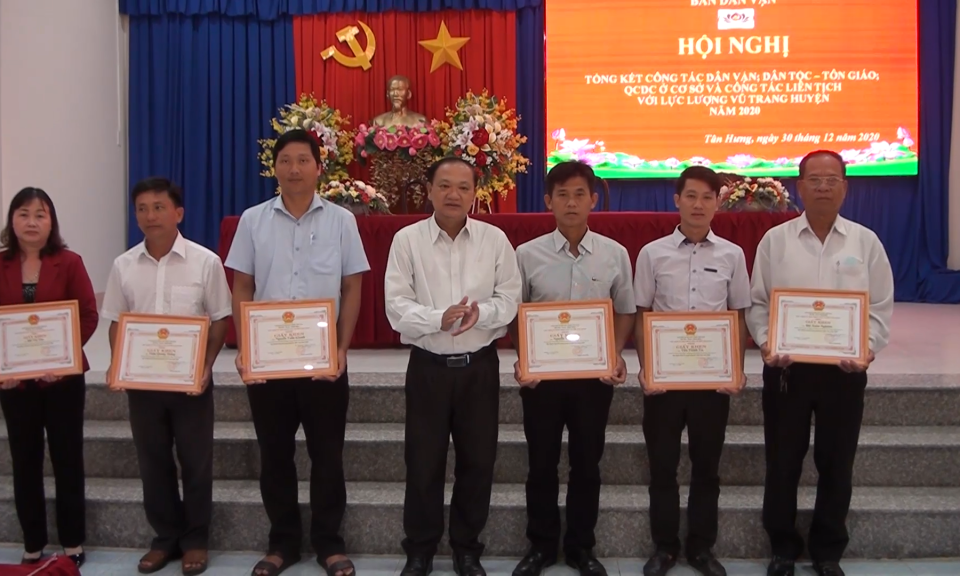 Tân Hưng: Tuyên dương 6 tập thể và 14 cá nhân có thành tích tốt trong công tác Dân vận năm 2020