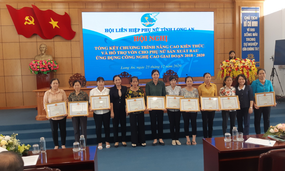Hội thảo và tổng kết Chương trình nâng cao kiến thức, hỗ trợ vốn cho phụ nữ sản xuất rau ứng dụng công nghệ cao