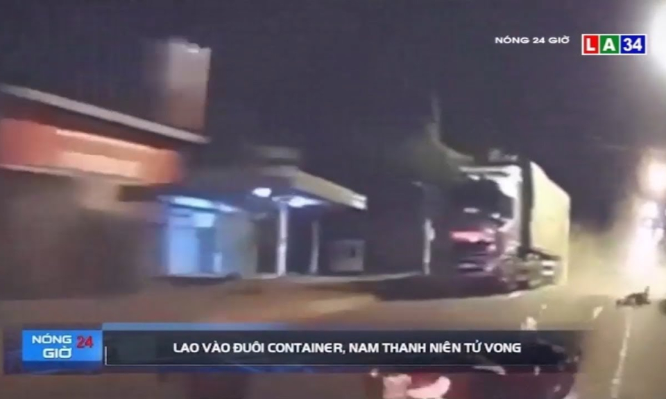 Camera nóng | Lao vào đuôi xe container, nam thanh niên tử vong