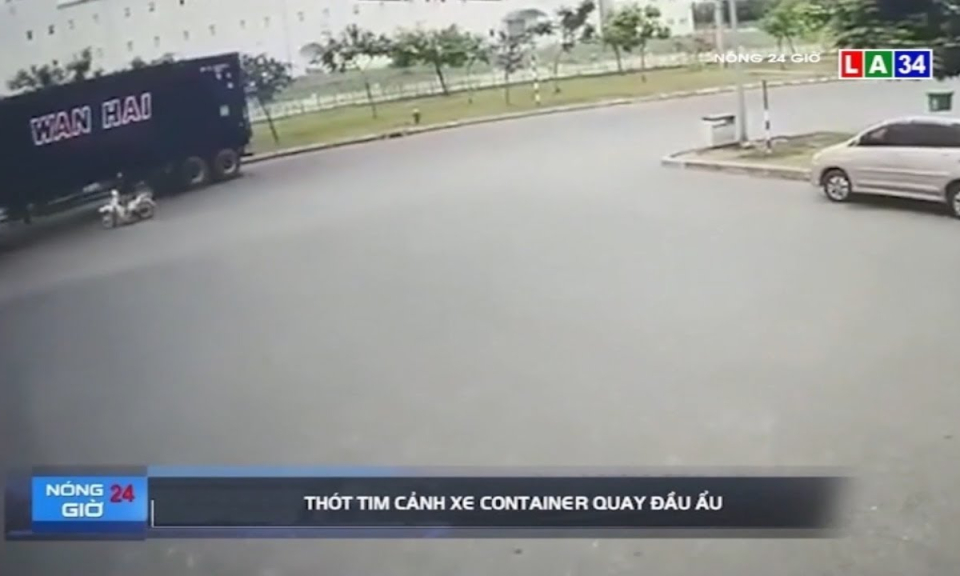 Camera nóng | Thoát chết thần kỳ sau khi bị xe container quay đầu cuốn vào gầm