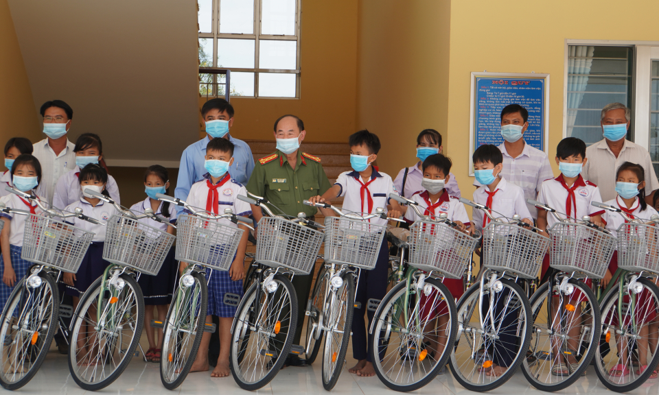 Báo Công an nhân dân trao 20 xe đạp cho học sinh nghèo vượt khó