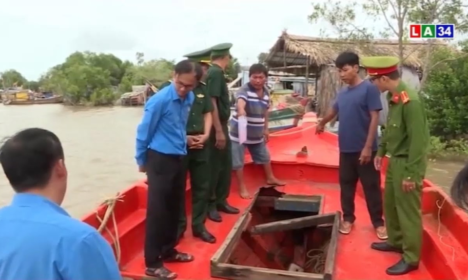 Tàu cá Cà Mau bị sóng lớn đánh chìm, 01 thuyền viên mất tích