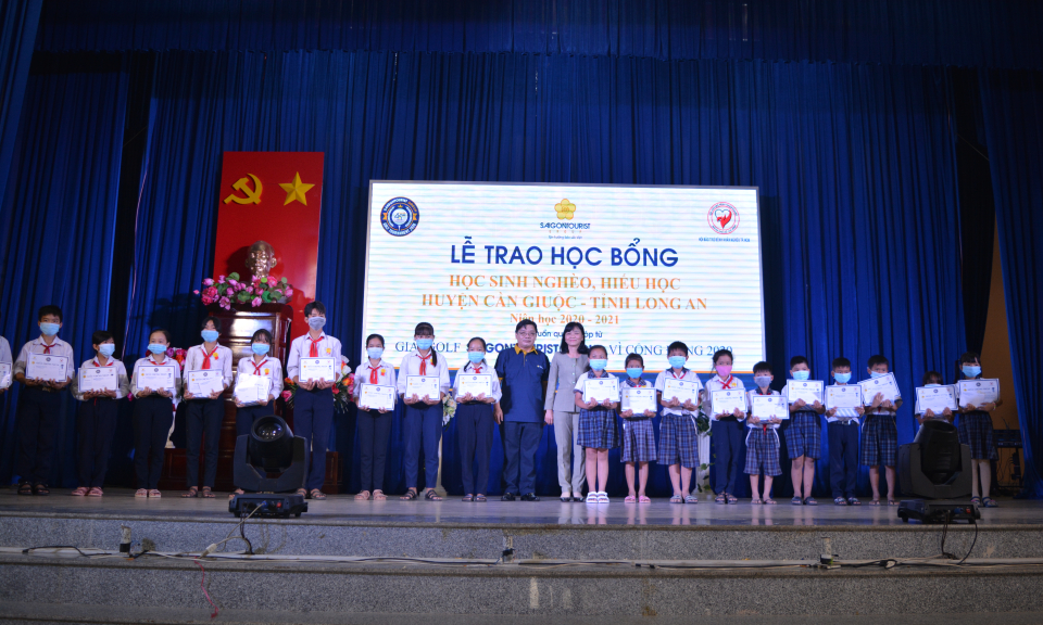 Cần Giuộc: Trao học bổng cho học sinh nghèo hiếu học