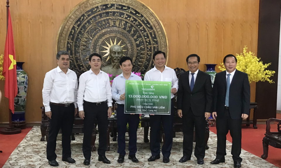 Vietcombank tài trợ Long An thực hiện các công trình xã hội.