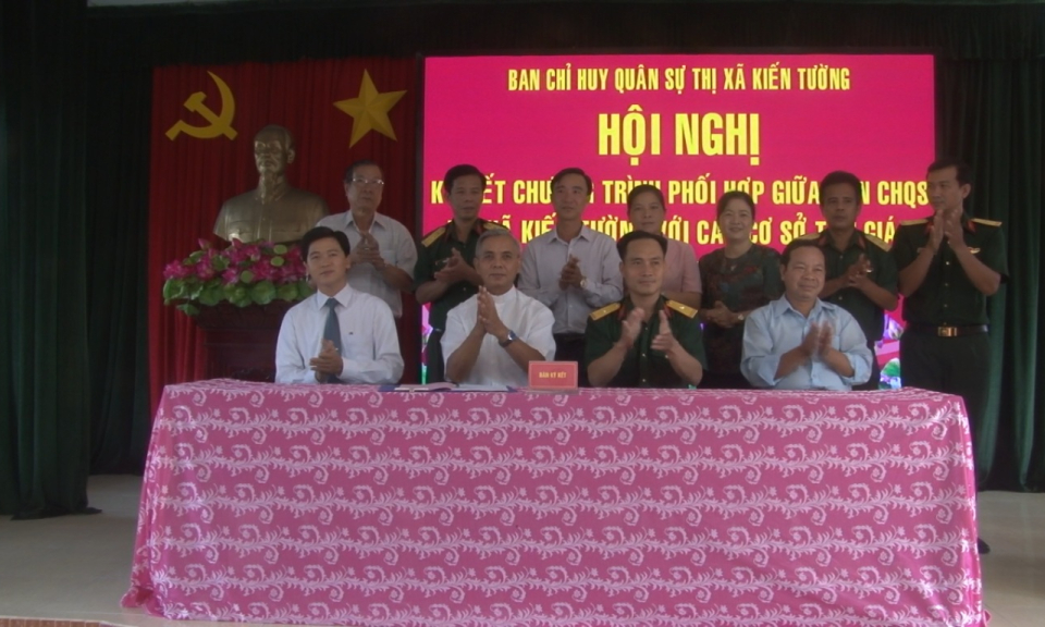 Ký kết chương trình phối hợp giữa Ban CHQS thị xã Kiến Tường với các cơ sở tôn giáo