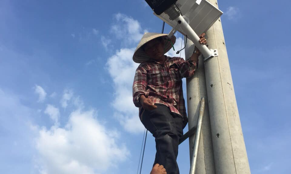 Đức Hòa: Lắp đặt đèn chiếu sáng đường nông thôn
