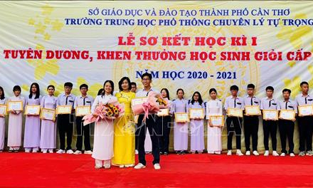 Kỳ thi học sinh giỏi quốc gia: Học sinh Cần Thơ xếp thứ nhất cả nước môn tiếng Anh, tiếng Pháp