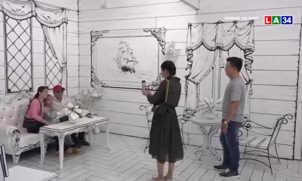 &#8220;Sống ảo&#8221; với mô hình thuyền buồm tiền tỷ giữa làng hoa Sa Đéc