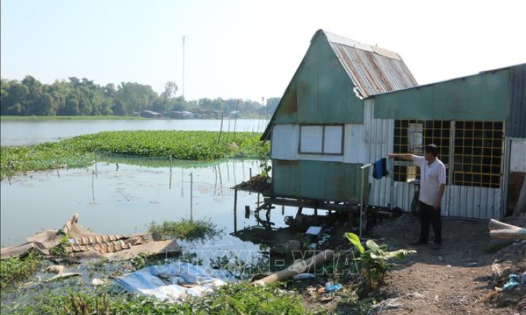 Sạt lở ven sông Vàm Cỏ Tây khiến hàng trăm hộ dân bất an