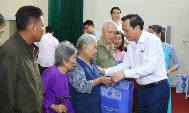 &#8216;Đảm bảo tặng quà Tết đúng đối tượng, không trục lợi chính sách&#8217;