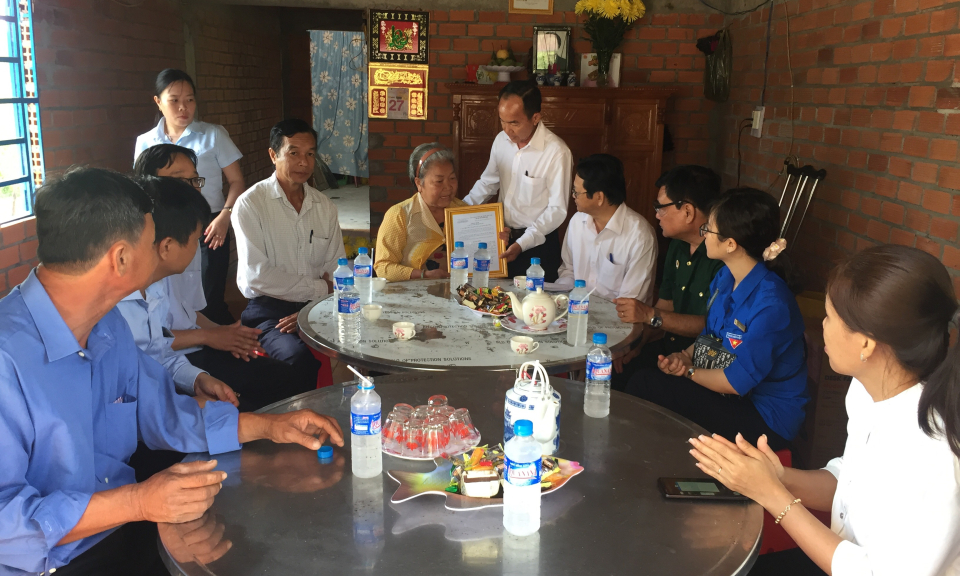Đức Huệ: Trao tặng 3 căn nhà đại đoàn kết