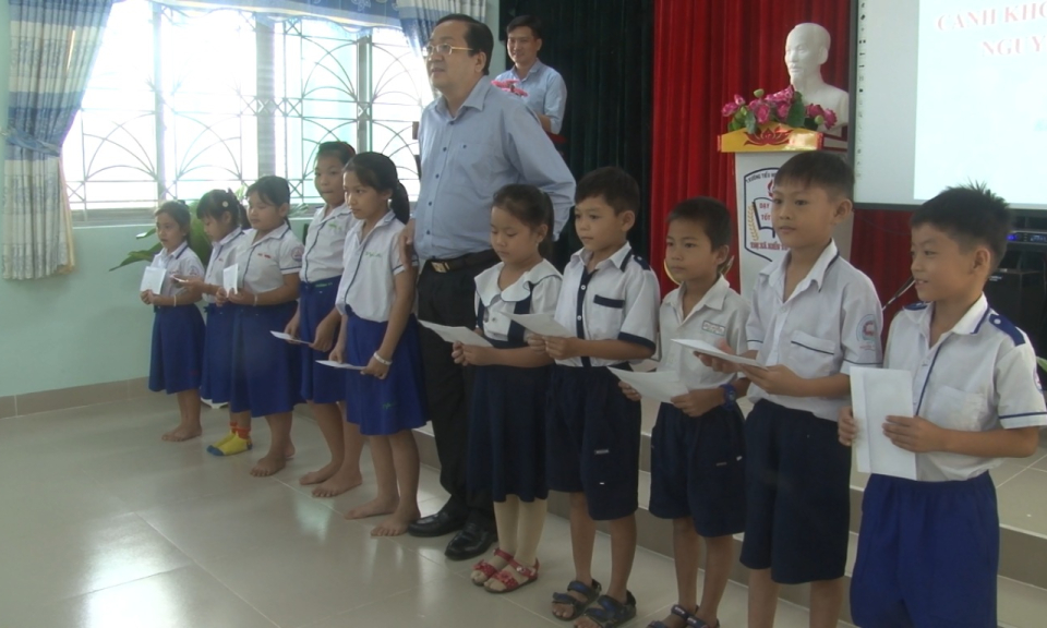 Phó Chủ tịch UBND tỉnh-Nguyễn Minh Lâm tặng quà cho học sinh có hoàn cảnh khó khăn