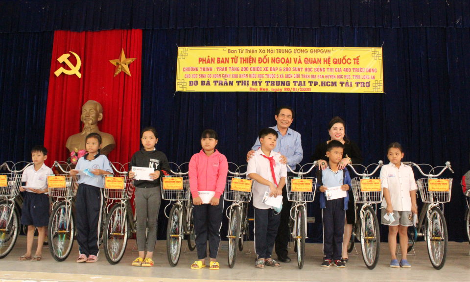 Đức Huệ: “Nâng bước yêu thương” cho học sinh có hoàn cảnh khó khăn hiếu học ở biên giới