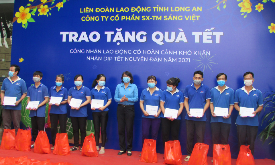 Bến Lức: LĐLĐ tỉnh trao quà tết cho công nhân lao động