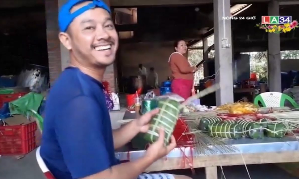 Camera nóng | Chàng trai Khmer gói bánh tét điêu luyện