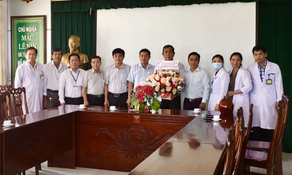 Lãnh đạo huyện Thủ Thừa chúc mừng Ngày thầy thuốc Việt Nam