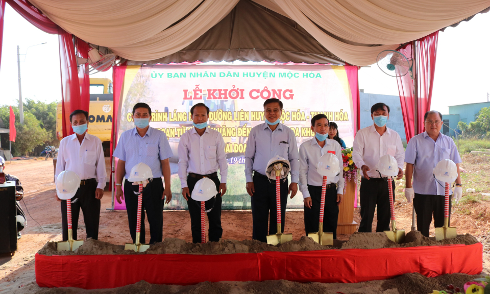 Mộc Hóa: Khởi công công trình Láng nhựa đường liên huyện Mộc Hóa &#8211; Thạnh Hóa giai đoạn 2