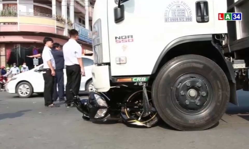 Long An: Xe tải kéo lê xe mô tô vào gầm, nhiều người bị thương