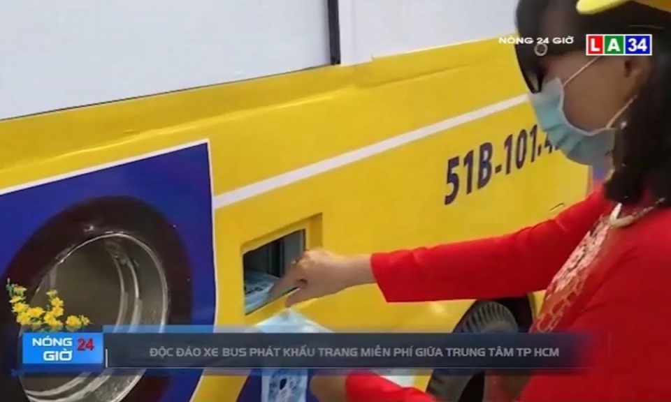Độc đáo xe bus phát khẩu trang miễn phí giữa trung tâm TP.HCM