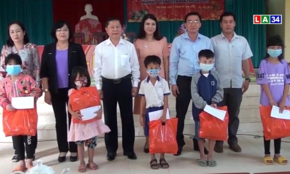 Thứ trưởng Bộ Lao động &#8211; Thương binh và Xã hội tặng quà Tết tại Tân Hưng và Kiến Tường