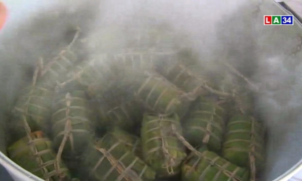 Giữ lửa nghề gói bánh tét