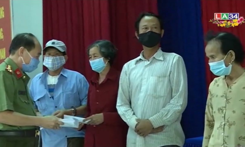 Trao quà Tết của Phó Thủ tướng Trương Hòa Bình cho gia đình khó khăn ở Cần Đước
