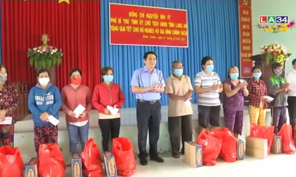 Đức Huệ: Trao quà Tết của Chủ tịch UBND tỉnh Long An cho người nghèo