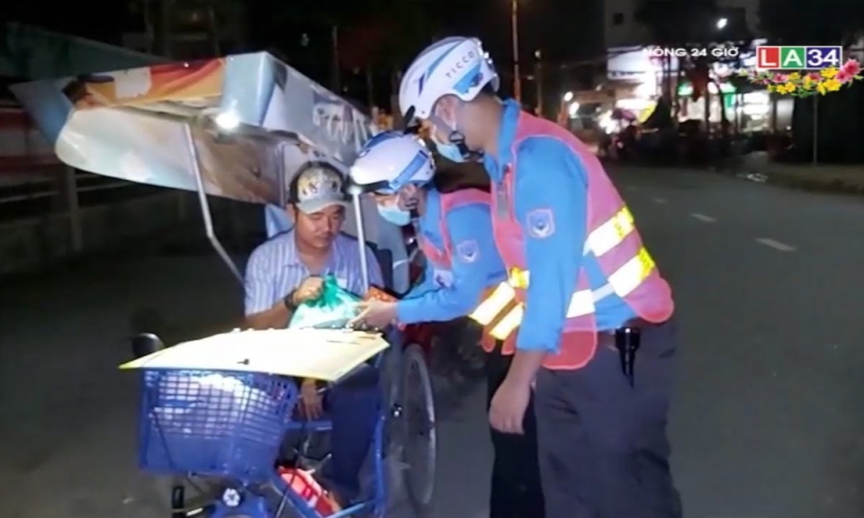 Ấm lòng những món quà nghĩa tình trao tay đêm mùng 1