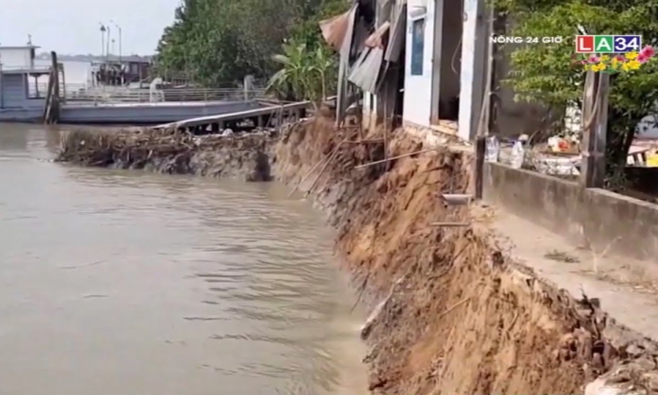 Khẩn trương khắc phục sự cố sạt lở tại bến phà, 6 căn nhà đổ sụp xuống sông