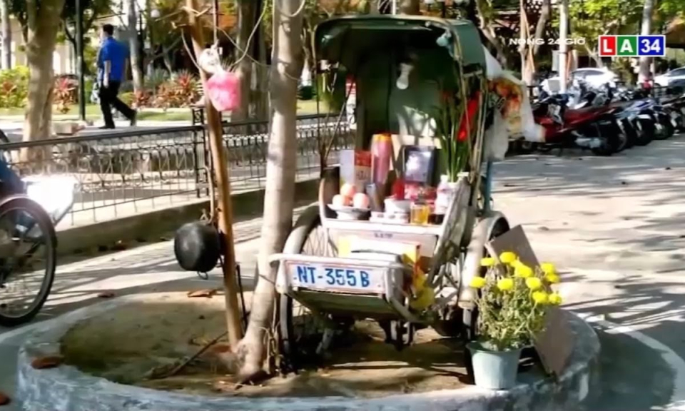 Xúc động bàn thờ ông xích lô &#8211; qua đời không người thân bên bờ biển Nha Trang