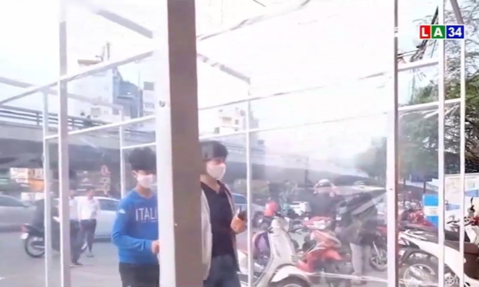 Hà Nội: Lắp vách ngăn, đo thân nhiệt, phát tờ khai y tế tại các tiệm vàng