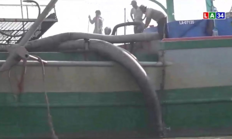 Vĩnh Long: Nhiều sà lan &#8220;khủng&#8221; công khai hút cát bờ sông