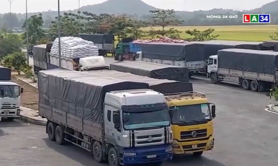Hàng hóa qua lại ở cửa khẩu quốc tế Tịnh Biên vẫn thông suốt giữa dịch Covid-19