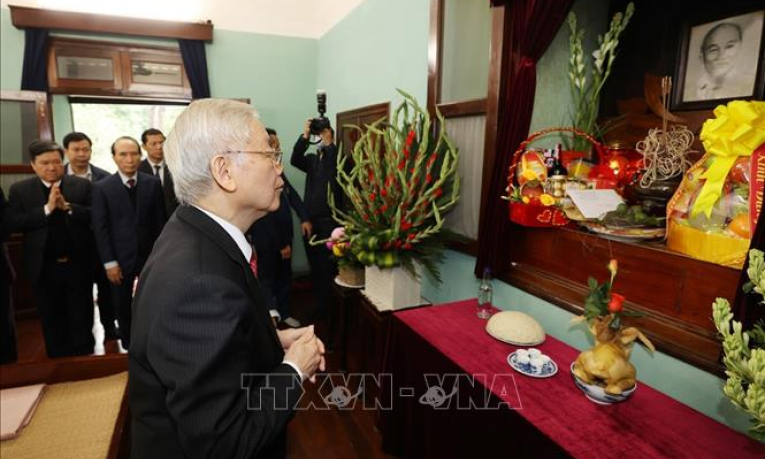 Tổng Bí thư, Chủ tịch nước Nguyễn Phú Trọng dâng hương tưởng niệm Chủ tịch Hồ Chí Minh