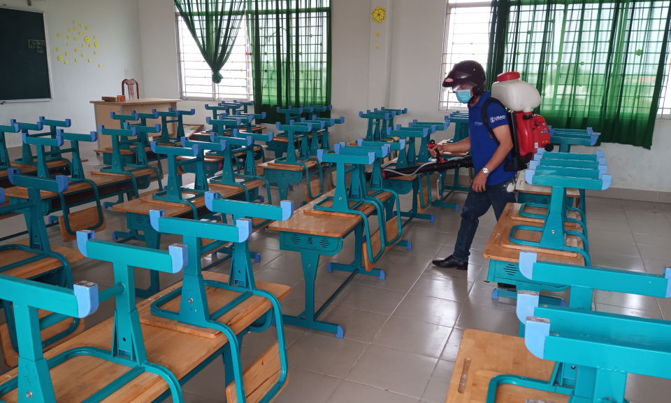 Tân Trụ: Vệ sinh trường lớp chuẩn bị đón học sinh trở lại