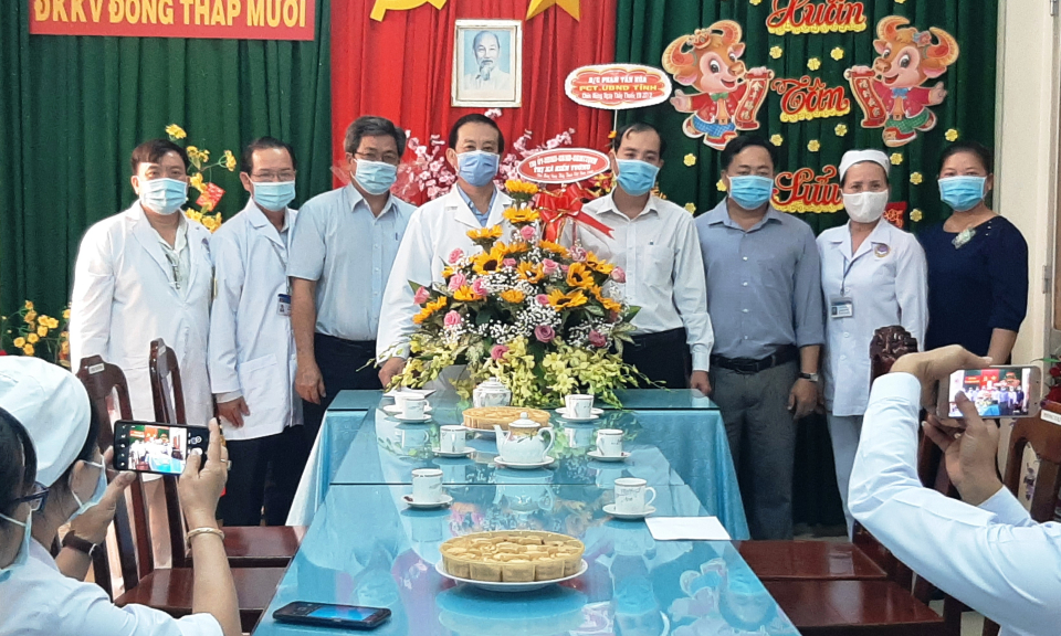 Lãnh đạo TX Kiến Tường chúc mừng các cơ sở y tế nhân ngày Thầy thuốc Việt Nam